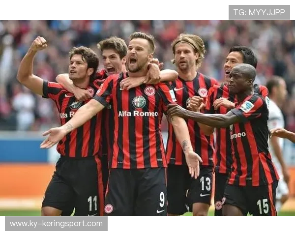 德甲法兰克福快攻终结，客队节节逼近：一场都城夜色里的对决